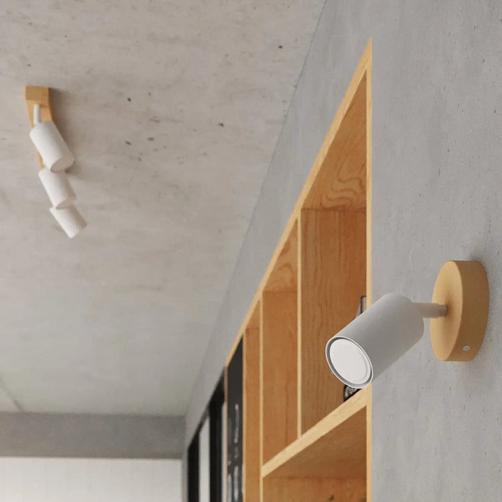 Applique murale blanc/bois naturel dans un intérieur contemporain