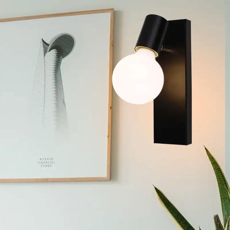 Applique Murale Épurée Avec Une Boule Blanche Élégante