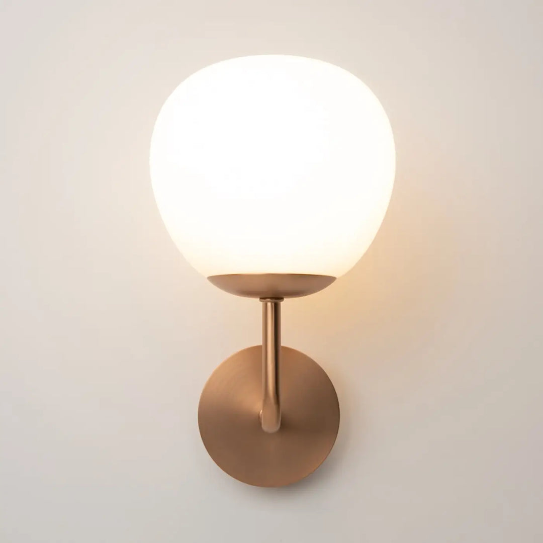 Applique murale erich en laiton chaud avec globe en verre dépoli style art déco pour éclairage intérieur
