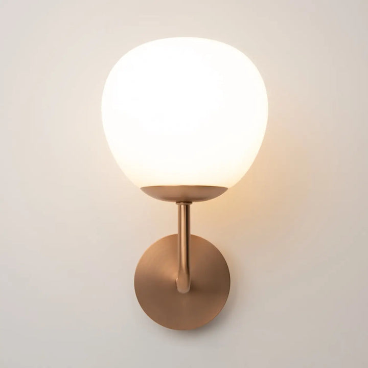 Applique murale erich en laiton chaud avec globe en verre dépoli style art déco pour éclairage intérieur