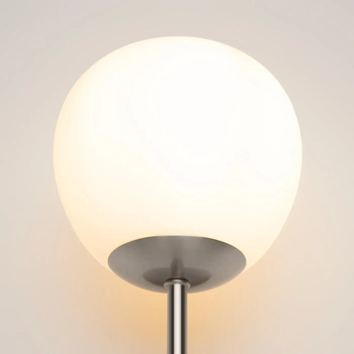 Applique murale erich art déco avec globe en verre blanc givré et tige chrome poli pour intérieur moderne