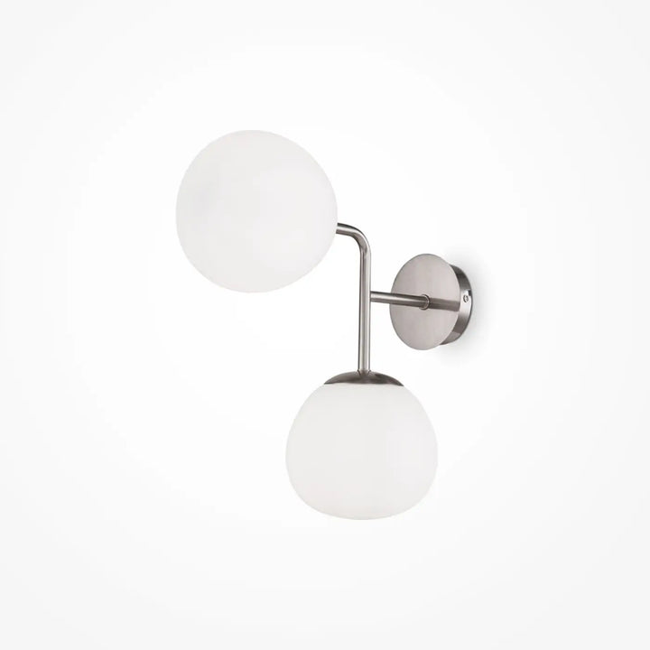 Applique murale erich art déco avec deux globes en verre blanc dépoli et cadre en nickel brossé moderne