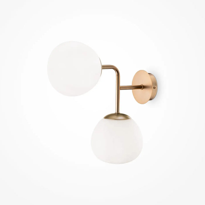 Applique murale erich en laiton moderne avec deux globes en verre dépoli blanc de style art déco