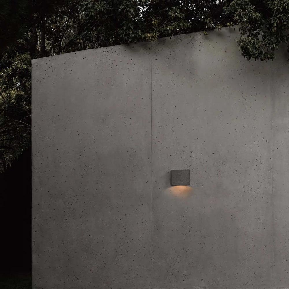 Applique Grot en ciment gris sur une façade