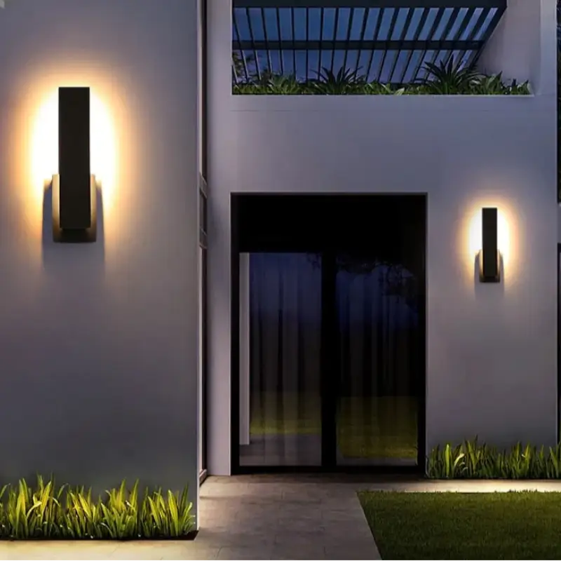 Applique murale façade contemporaine noire lumière diffuse

