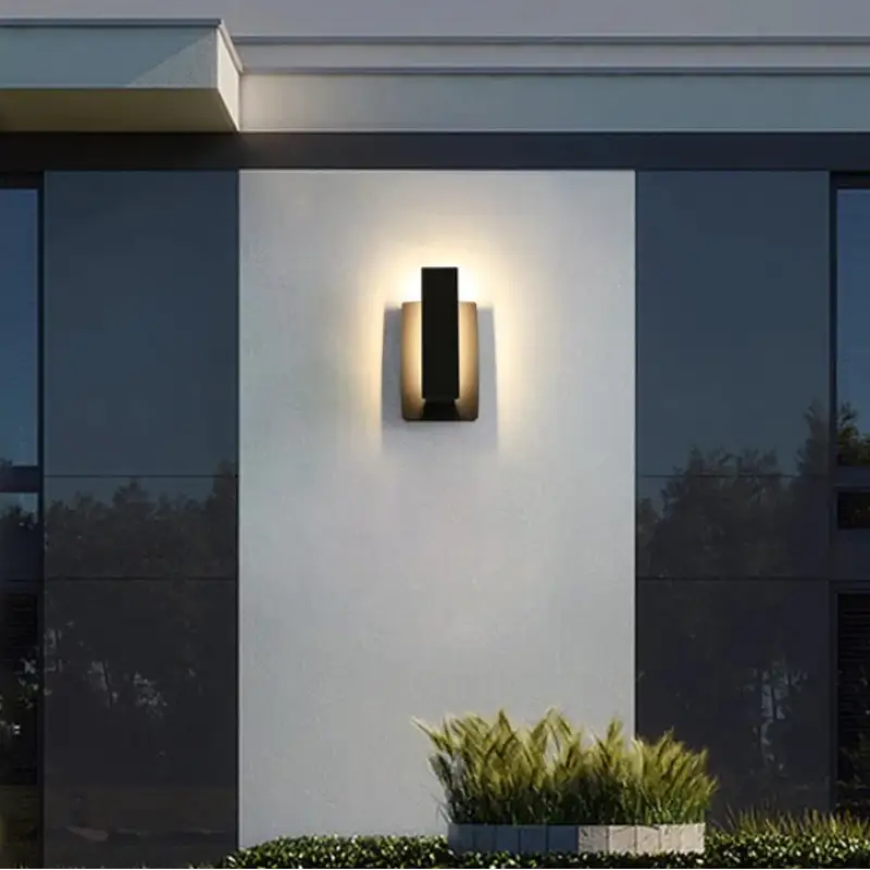 Applique murale façade contemporaine noire lumière diffuse

