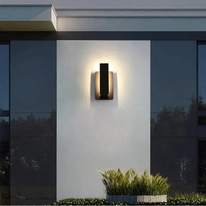 Applique murale façade contemporaine noire lumière diffuse

