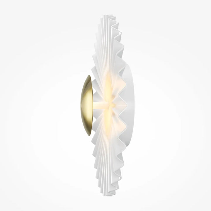Applique murale fiore en verre blanc plissé avec un disque floral doré pour un éclairage décoratif élégant
