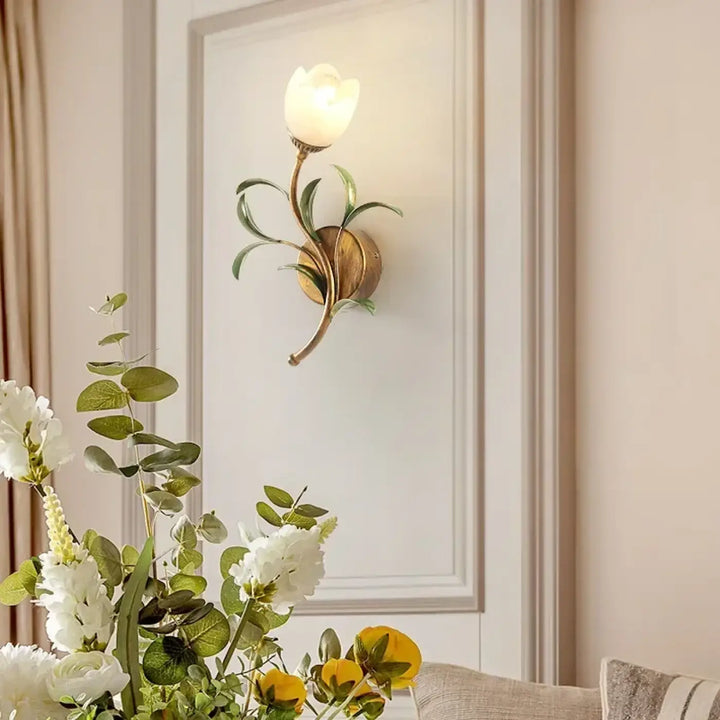 Applique murale florale dorée avec globe en verre blanc chic