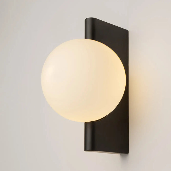 Applique murale noire minimaliste avant garde avec monture géométrique et verre opale sphérique givré
