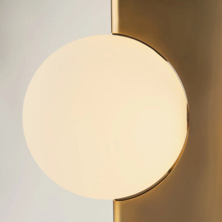 Applique murale avant garde en monture géométrique dorée avec globe en verre opale frosted