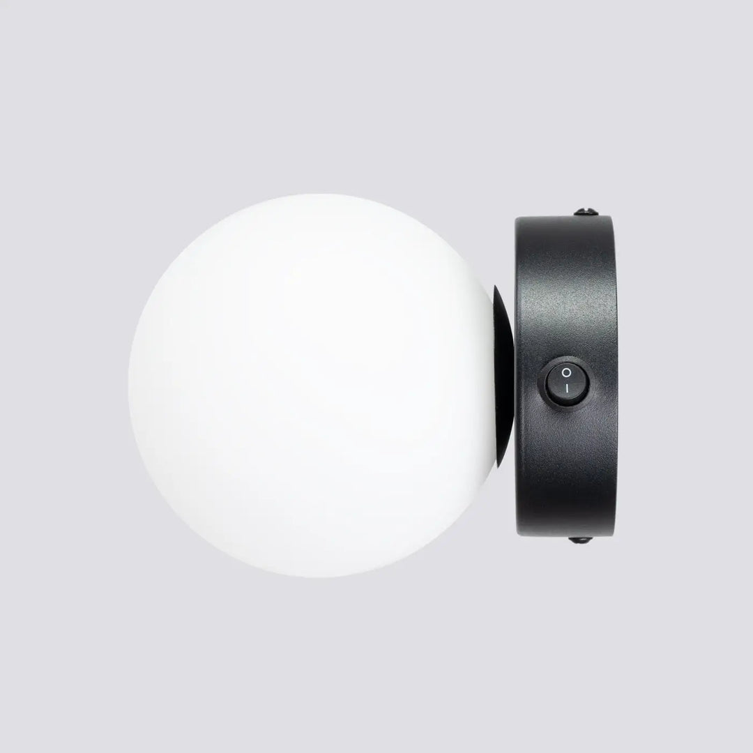 Applique yoli noire murale avec globe en verre blanc givré design minimaliste idéale pour cheminée yoli