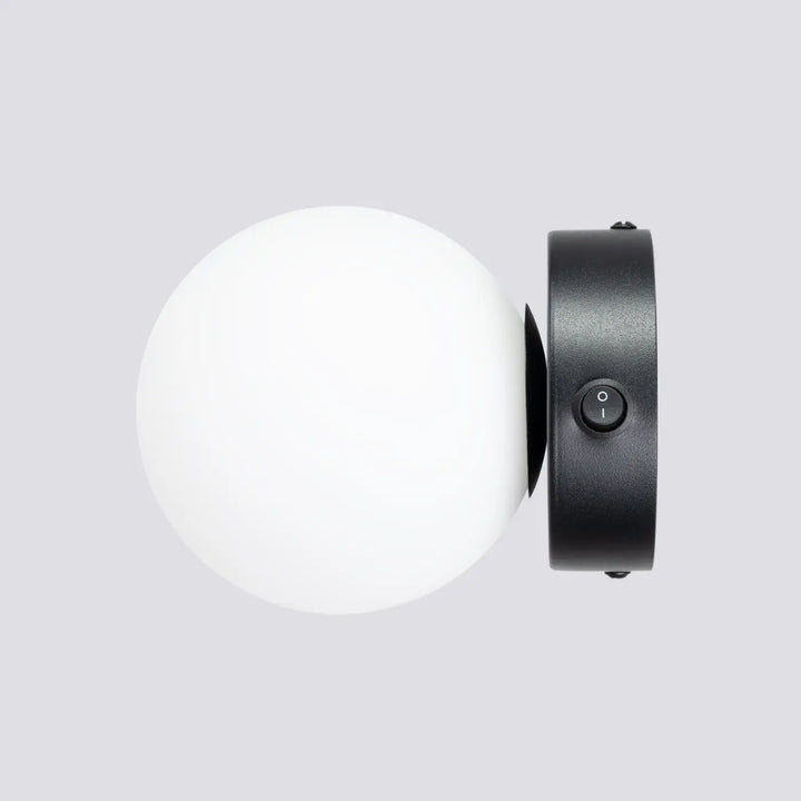 Applique yoli noire murale avec globe en verre blanc givré design minimaliste idéale pour cheminée yoli