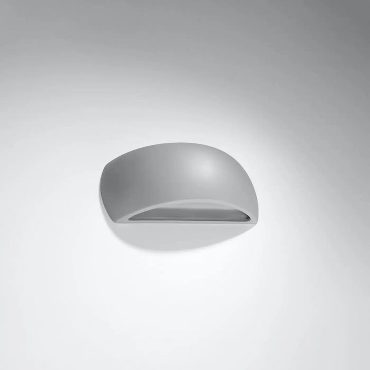 L’applique murale pontius gris mat semi circulaire en céramique avec enduit structuré au design minimaliste