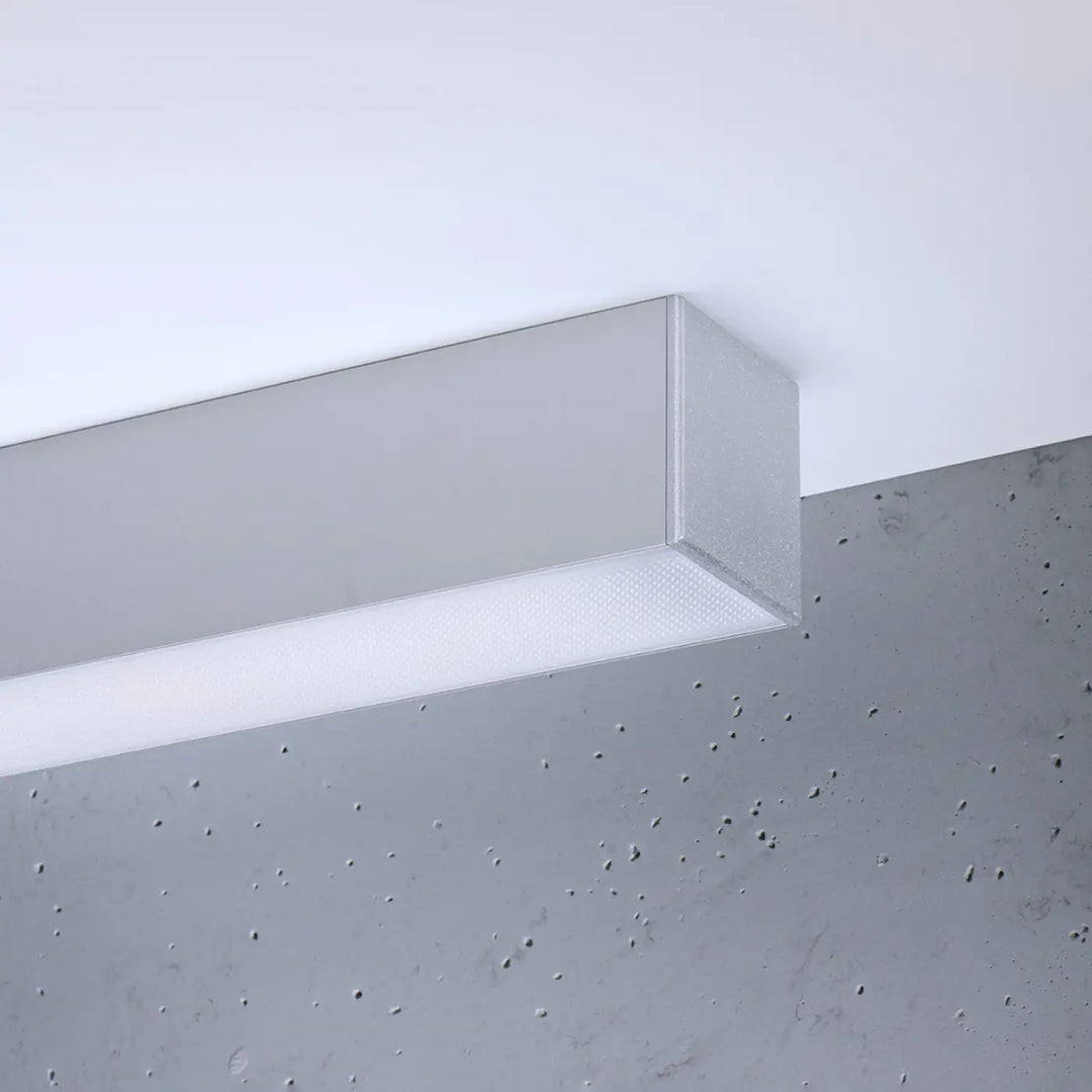 Luminaire plafonnier pinne 90 gris avec module led rectangulaire moderne et paramètres d’éclairage optimisés en finition métal argenté