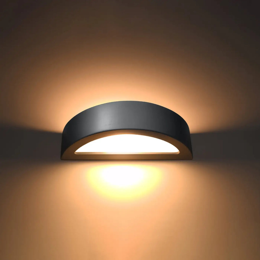 Applique murale grise atena en céramique avec lumière led semi-circulaire moderne et design minimaliste