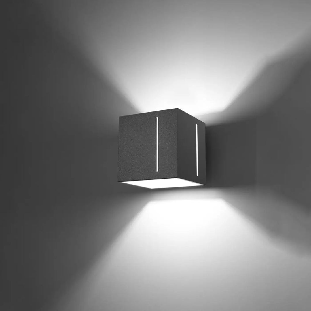 Applique murale moderne pixar gris avec perforation linéaire et bandes led verticales noires diffusant une lumière ciblée