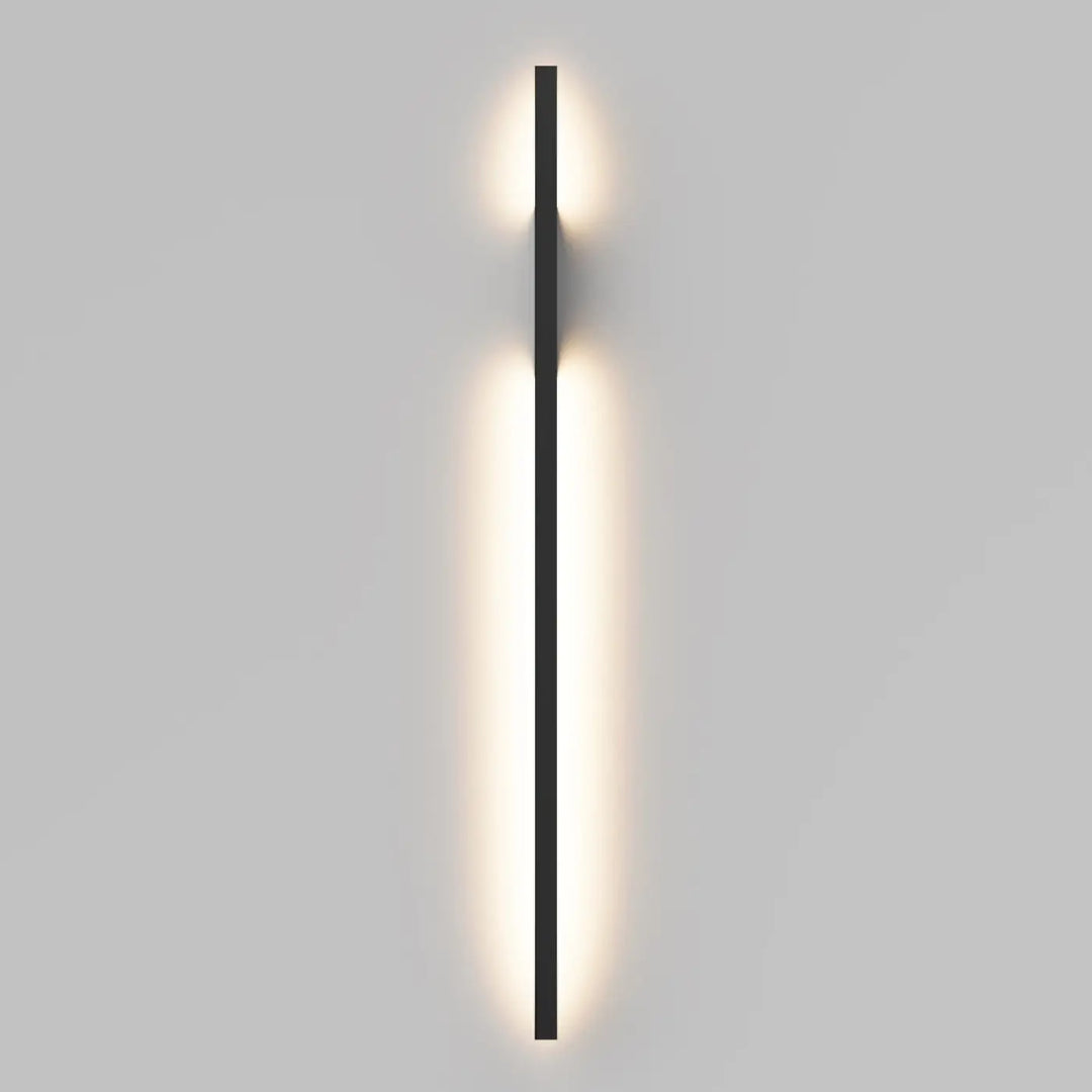 Applique murale halo noire minimaliste avec barre verticale et éclairage ambiant chaleureux pour intérieur moderne