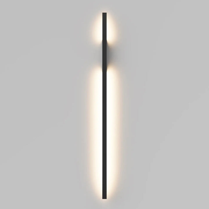 Applique murale halo noire minimaliste avec barre verticale et éclairage ambiant chaleureux pour intérieur moderne