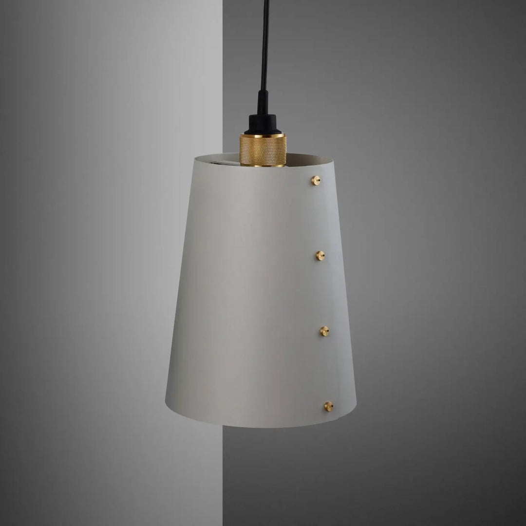 Applique murale Hooked grand modèle Pierre en laiton, avec abat-jour en métal #couleur_dor