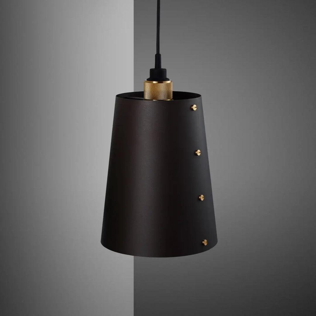 Applique murale Hooked grand modèle Graphite en laiton, avec abat-jour en métal #couleur_dor