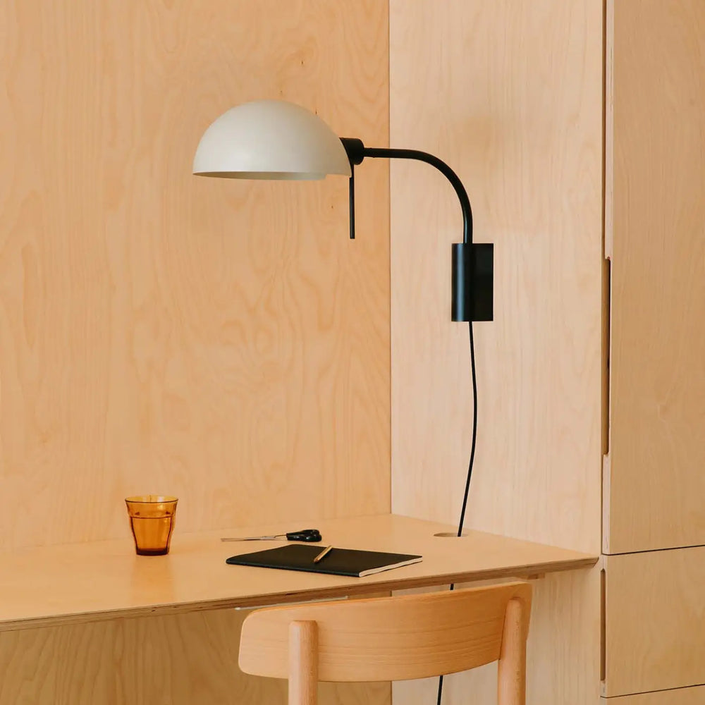 Applique Dominica beige à bras dans un intérieur