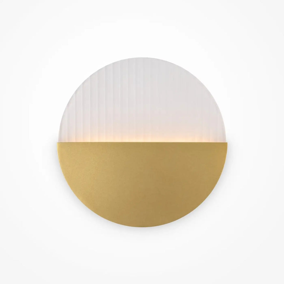 Applique murale jupiter disque doré moderne avec verre blanc cannelé diffusant une lumière chaude