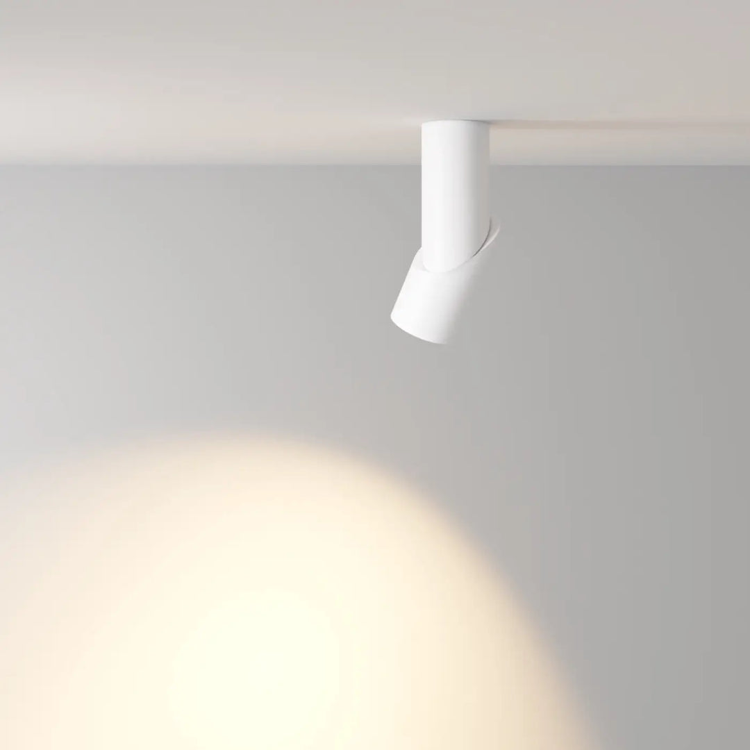 Applique murale kilt en acier noir profil plié avec design cylindrique blanc et lumière chaude minimaliste