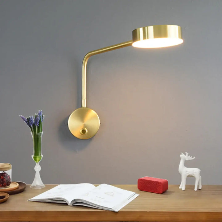 Applique murale laiton avec sphère en verre élégante
