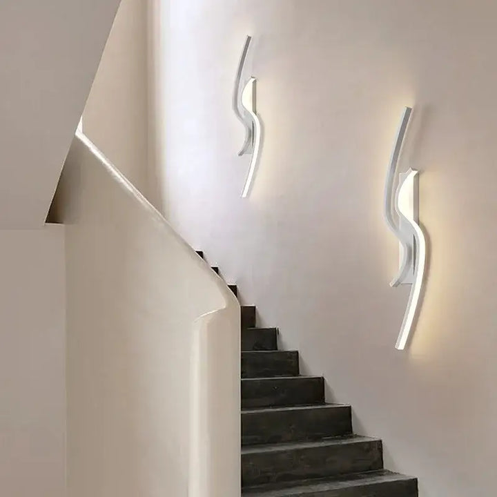 Applique murale LED avec deux barres courbées comme une vague

