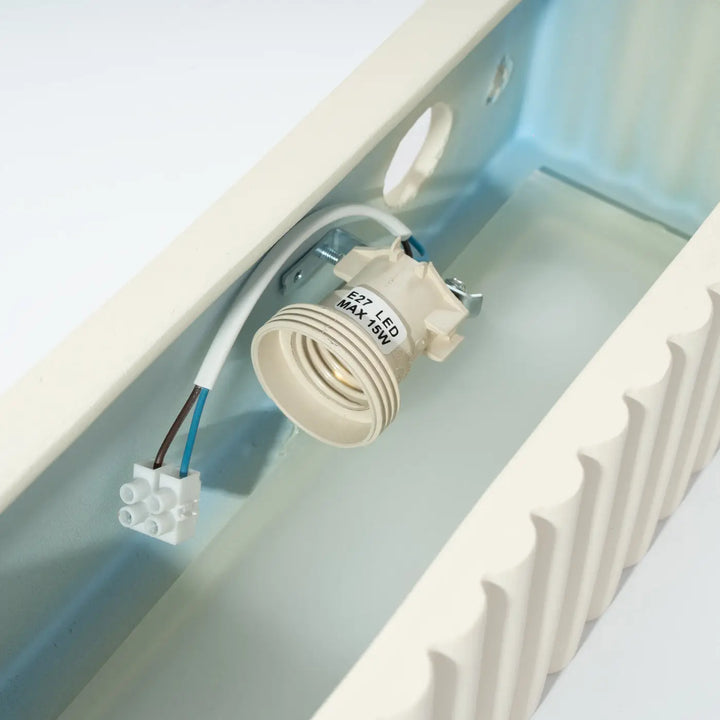 Applique murale rigata en céramique beige avec douille led e27 crème et base en plastique blanc pour fonctionnalité élégante