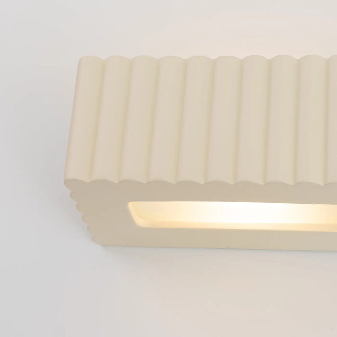 Applique murale rigata en céramique beige crème avec design moderne et fonctionnalité élégante pour intérieur contemporain
