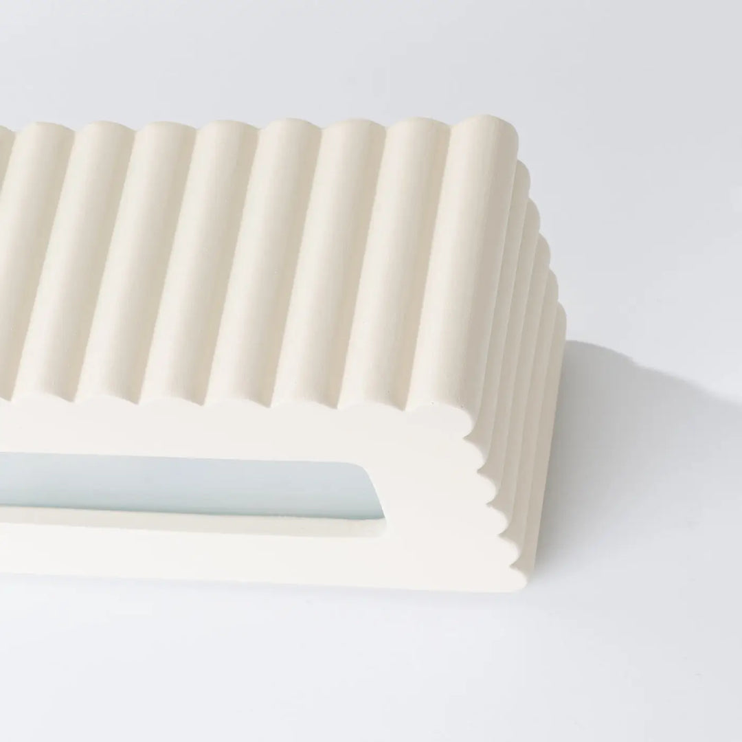Applique murale rigata en céramique beige avec plateau plastique côtelé off-white pour fonctionnalité élégante
