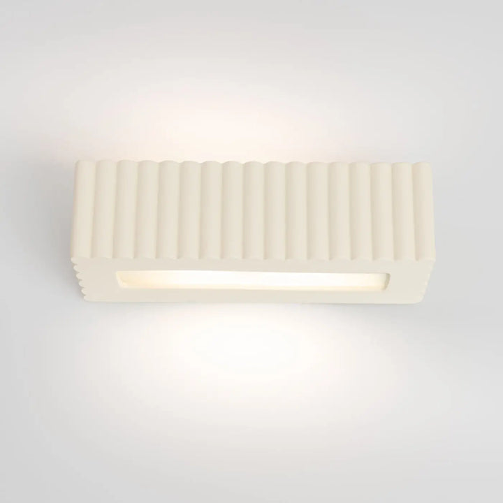 Applique murale rigata en céramique beige avec texture rainurée verticale et bande lumineuse encastrée fonctionnalité élégante