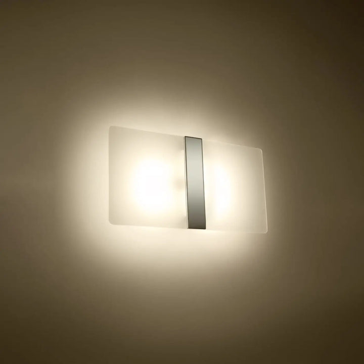 Applique murale azalia avec diffuseur en verre blanc met et accent metalique central pour un design intemporel