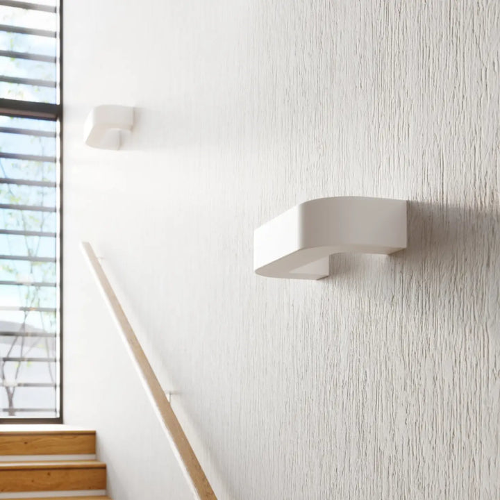 Applique murale moderne blanche en céramique magnet avec design minimaliste offrant une belle lumière