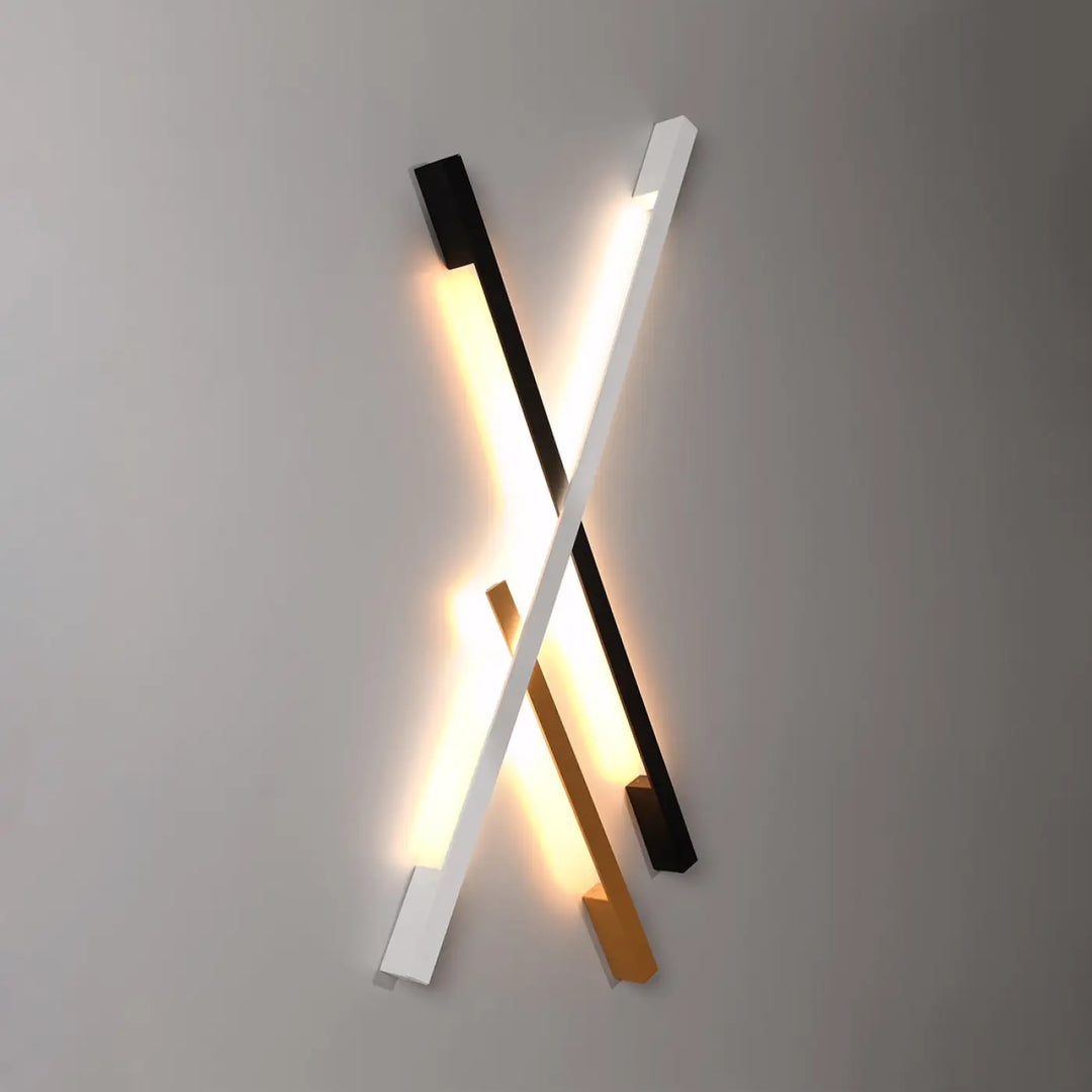 Applique murale sapo L 3000K avec deux bras linéaires croisés noir et or, module led avec boîtier allongé luminaire lahti