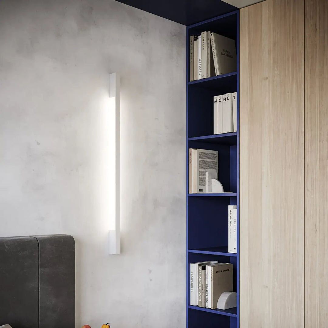 Applique murale blanc avec module led et boîtier étroit au design minimaliste lampadaire lahti