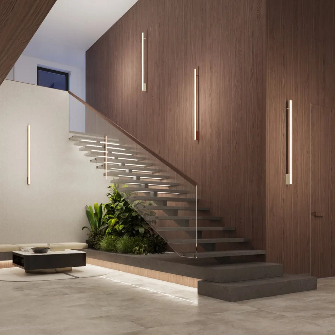 Applique murale lagom 120 3000k blanc sur escalier minimaliste avec verre et bois sombre design minimaliste excellente finition collection lagom allie