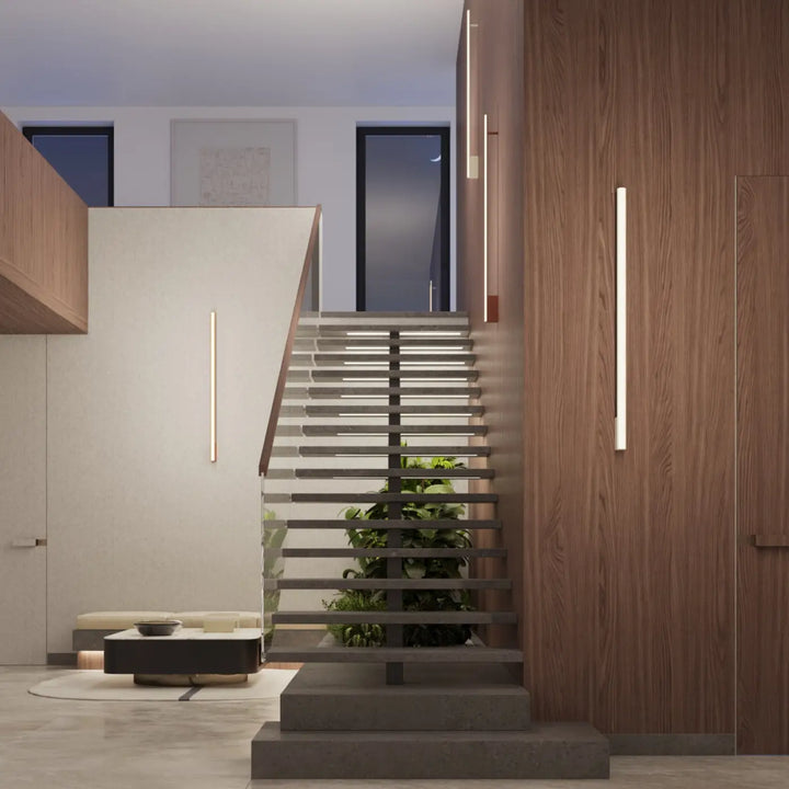 Applique murale lagom 120 3000k blanc illumine un escalier design minimaliste avec excellente finition en béton et bois
