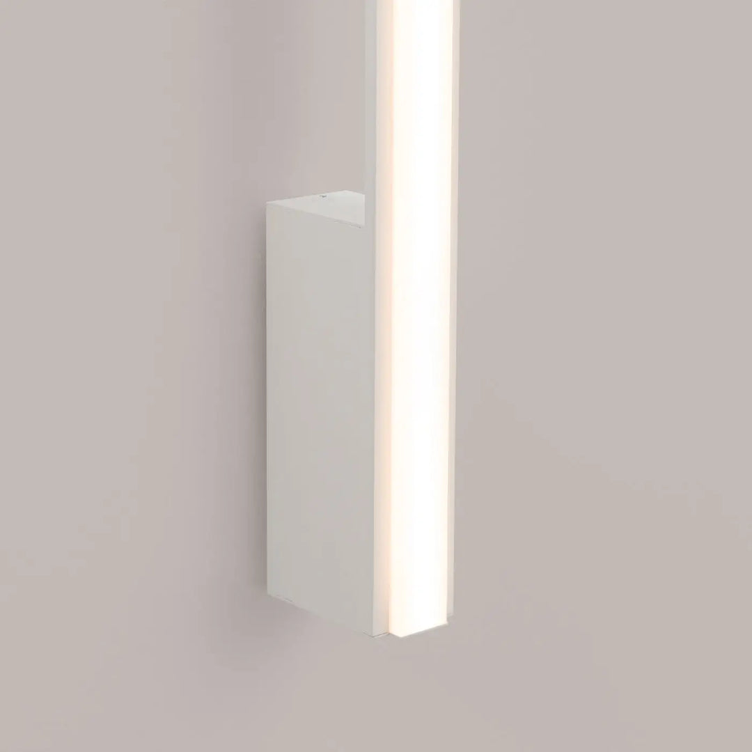 Applique murale lagom 120 blanc avec design minimaliste et intégration led verticale collection lagom allie excellente finition