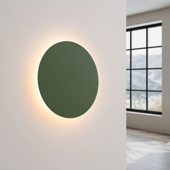Applique murale BORGEN vert olive allumée, halo lumineux sur le mur