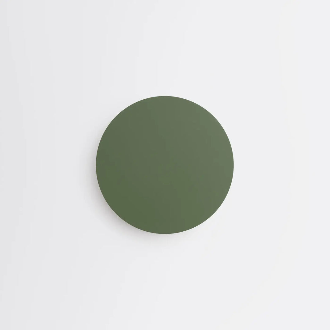 Applique murale BORGEN vert olive éteinte, vue de face au mur
