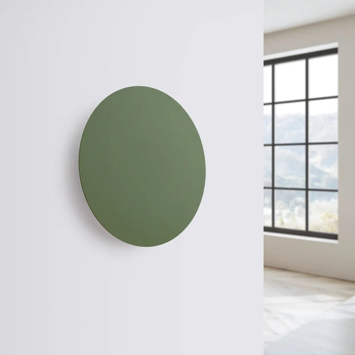 Applique murale BORGEN vert olive éteinte, posée au mur