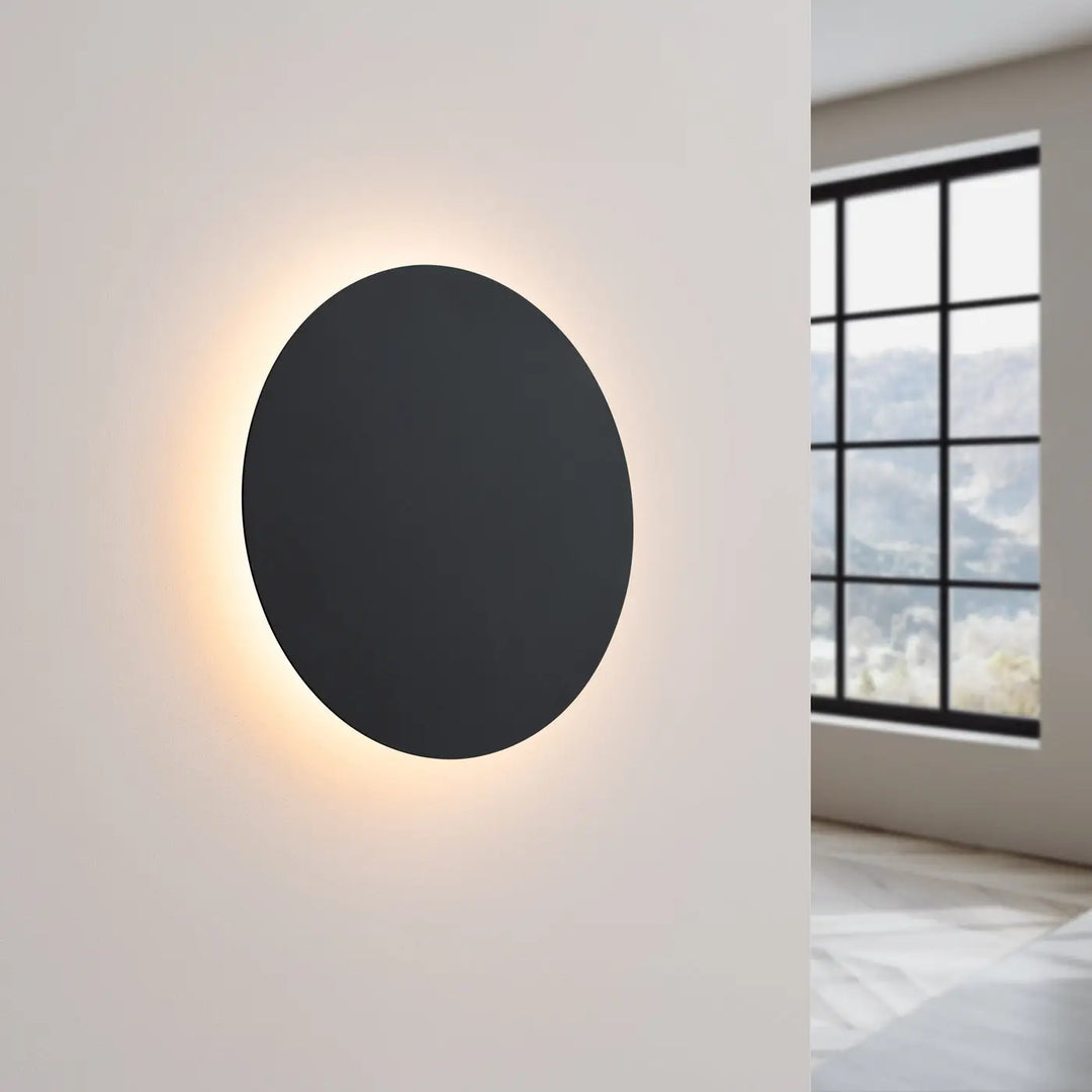 Applique murale BORGEN noir allumée, halo lumineux sur le mur