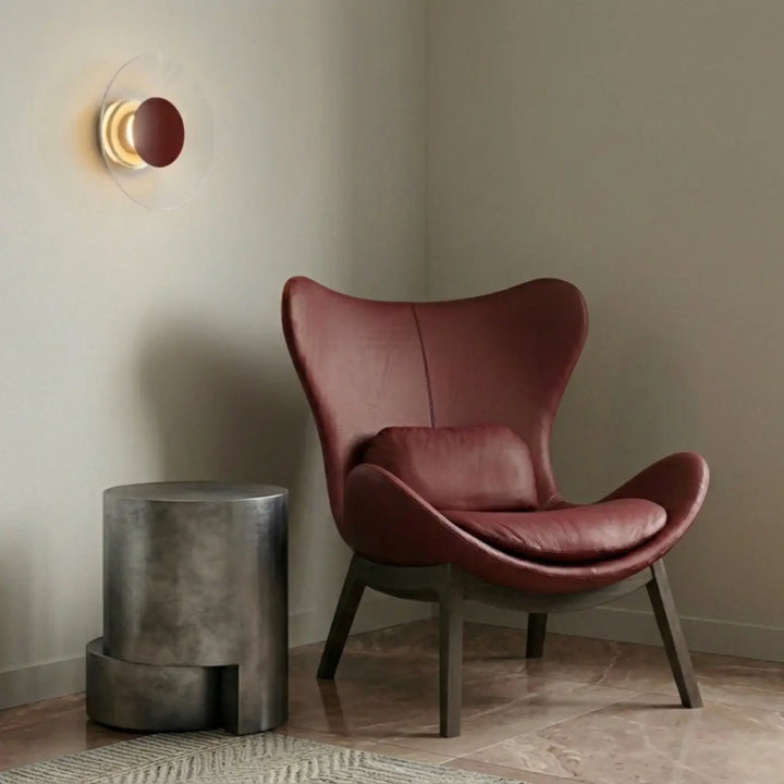 Applique murale ASTRO beige au-dessus d'un fauteuil
