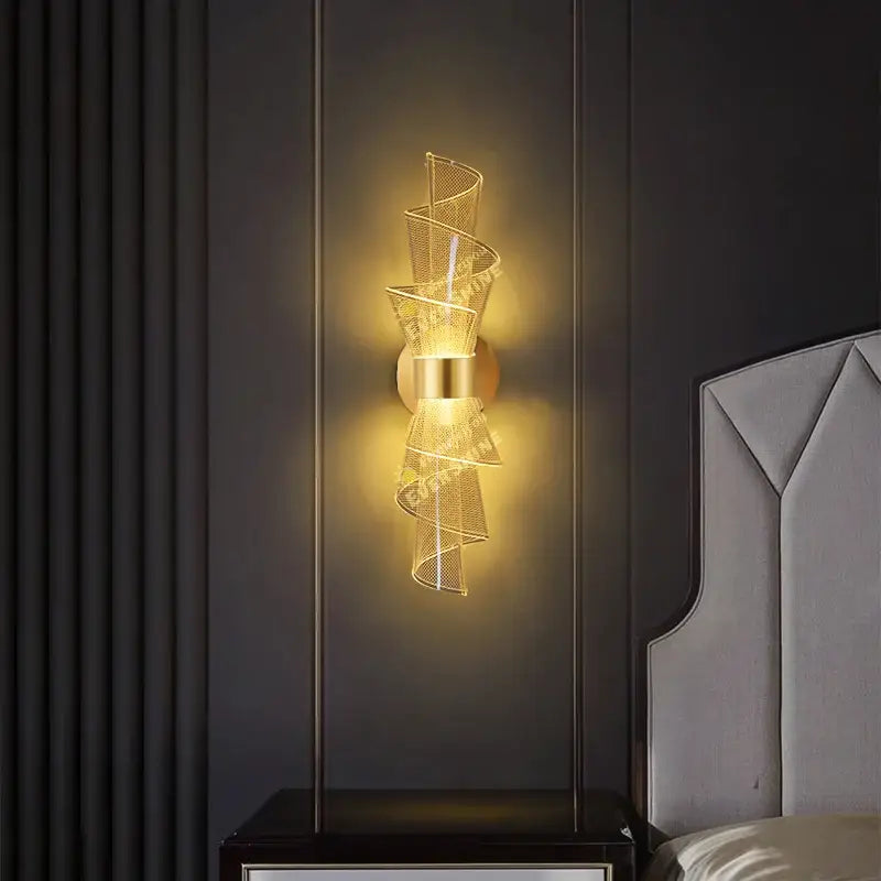 Applique Murale LED Dorée Au Design Original Pour Chambre