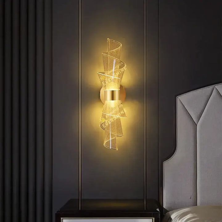 Applique Murale LED Dorée Au Design Original Pour Chambre