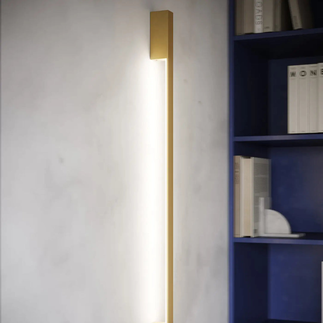 Applique murale dorée minimaliste avec module led intégré et boîtier étroit, design rectangulaire élégant sapo l 3000k
