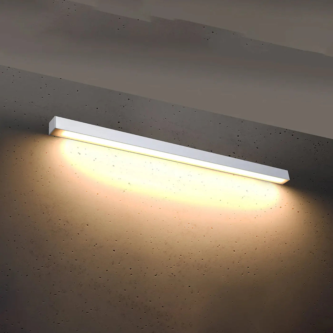 Applique murale linéaire PINNE blanc allumée, lumière vers le bas